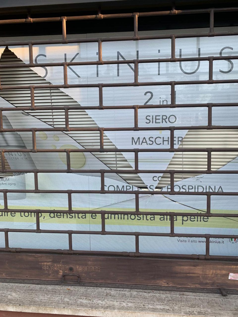 Vetrina della farmacia vandalizzata tre volte in un mese