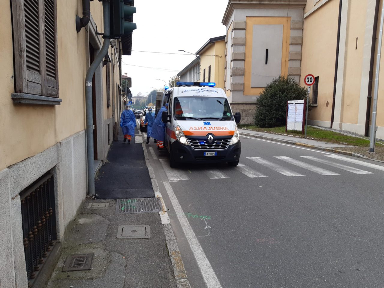 Dopo una lite in casa si cala dalla finestra, ma il tubo cede. Trentenne soccorso da ambulanza e automedica FOTO