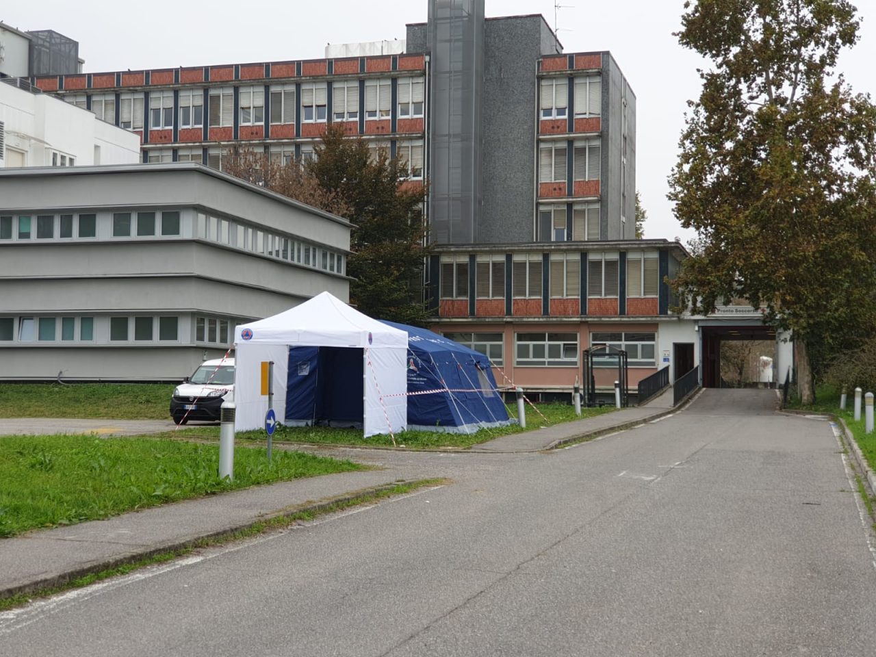 Tende della Protezione civile davanti gli ospedali di Melzo e Gorgonzola. Ecco a cosa servono