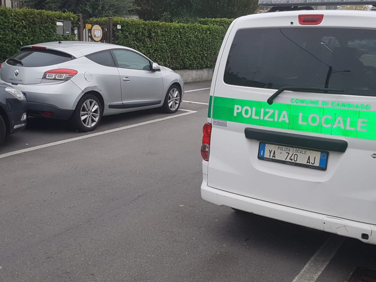 Girava con l’auto intestata a un morto, i vigili gliela sequestrano