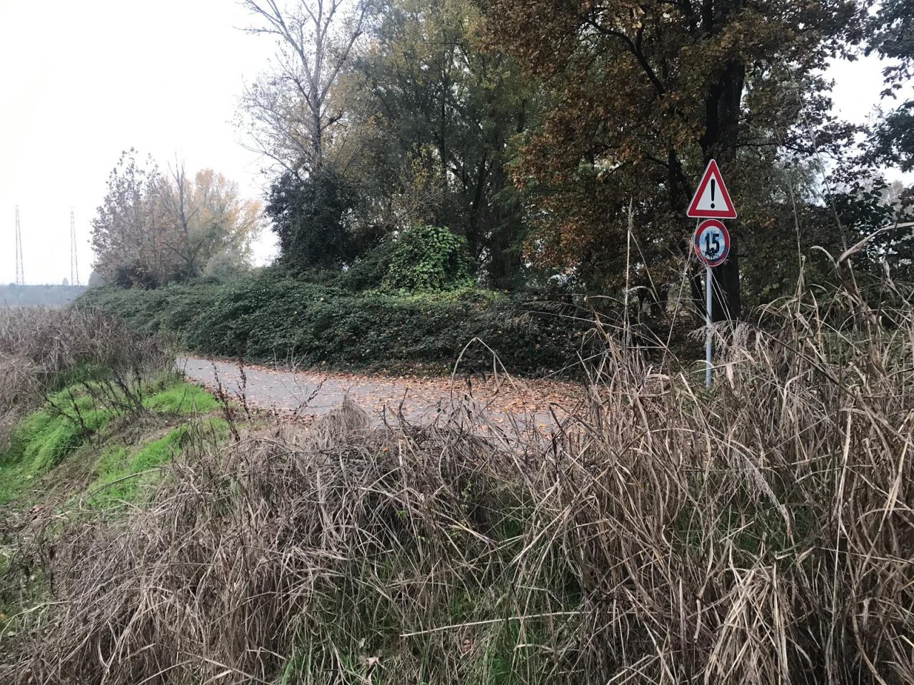 Pozzuolo: la ciclabile finisce nel prato (ancora per poco)