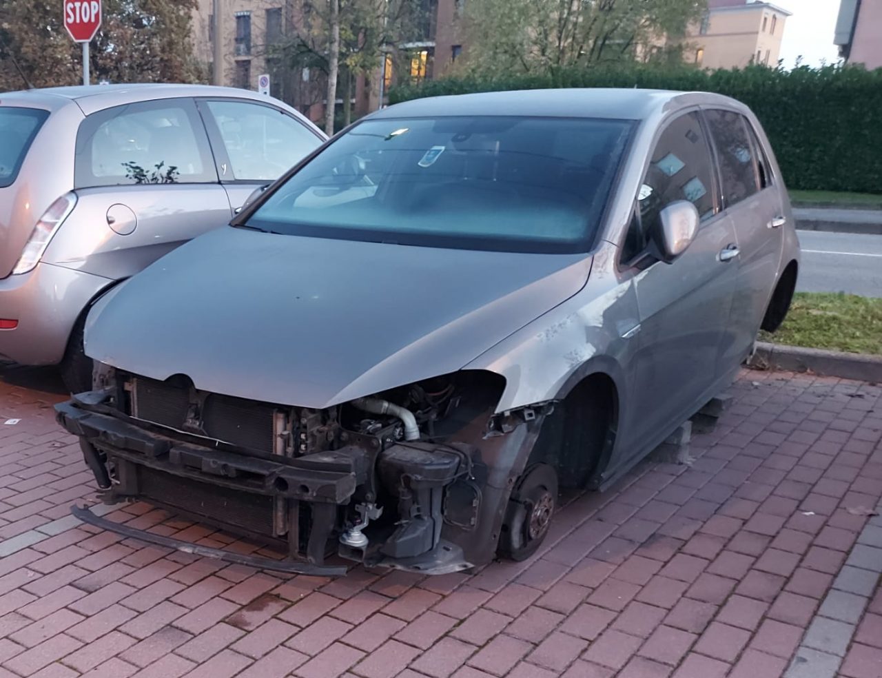 Cannibali di automobili in azione a Bussero