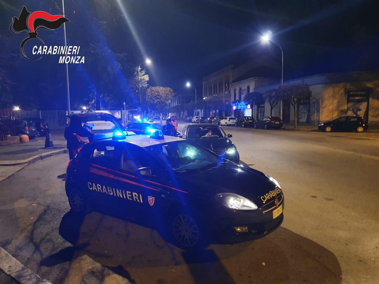 Evade dai domiciliari e senza mascherina infastidisce passeggeri in stazione: arrestato e multato
