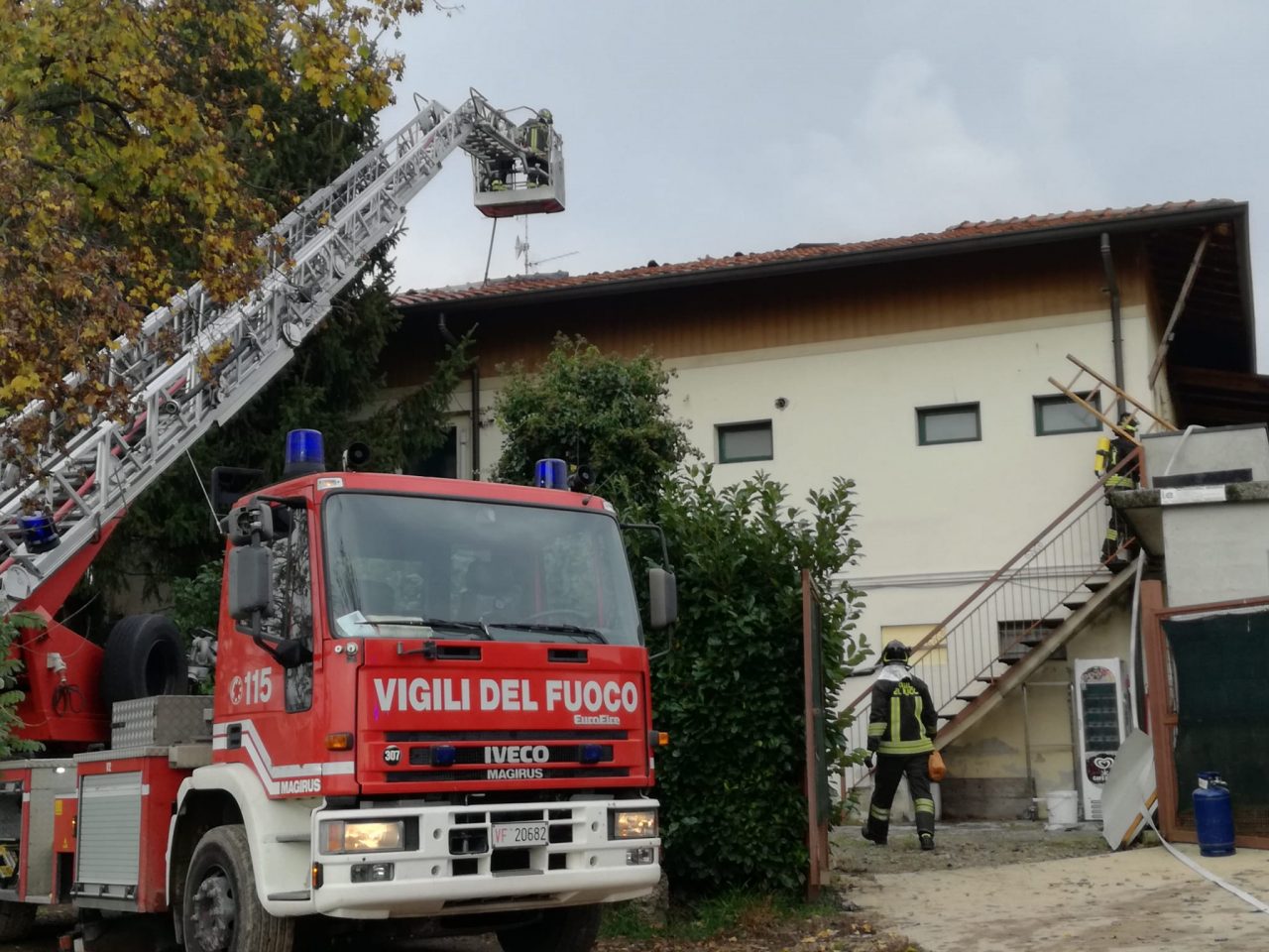 Incendio all’Acquaneva: a fuoco il tetto della cucina FOTO