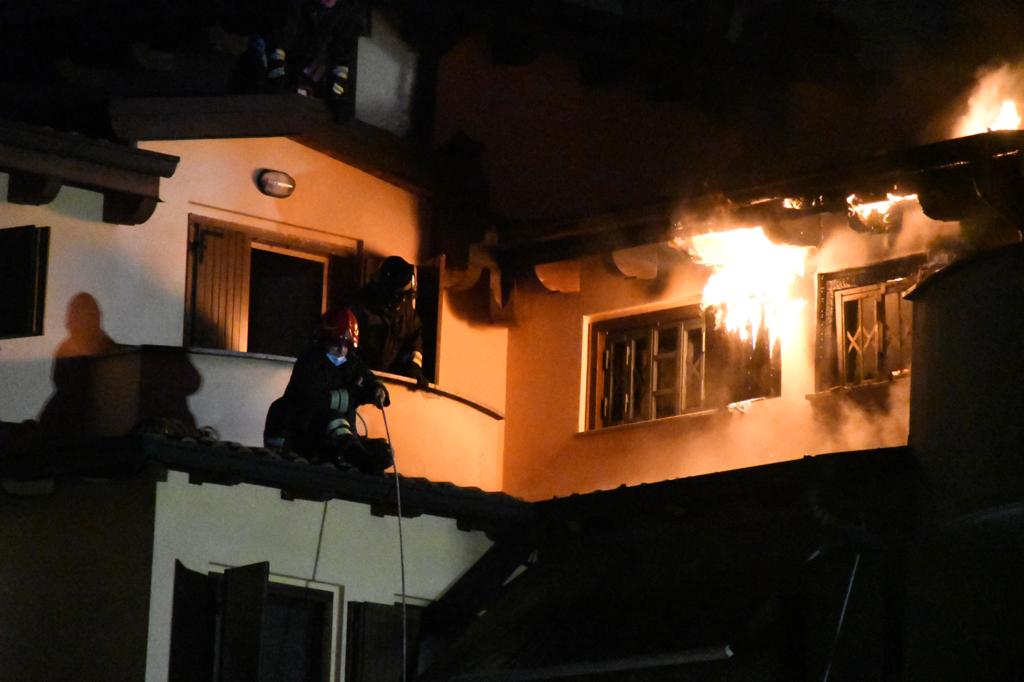Incendio in una palazzina a Cologno Monzese, sul posto numerosi mezzi dei Vigili del Fuoco | FOTO E VIDEO