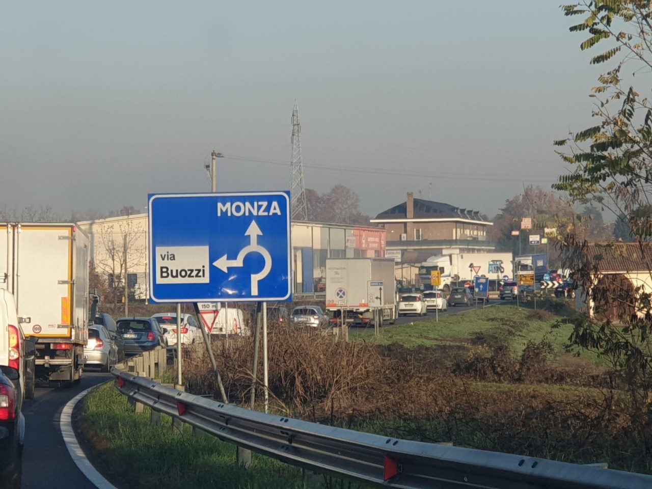 Mezzo pesante fermo sulla Sp13: traffico rallentato