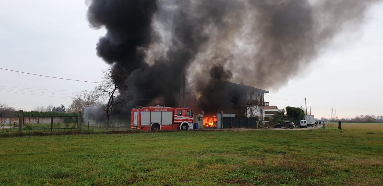 Vasto incendio in cascina: intervento di ambulanza e Vigili del fuoco   FOTO E VIDEO