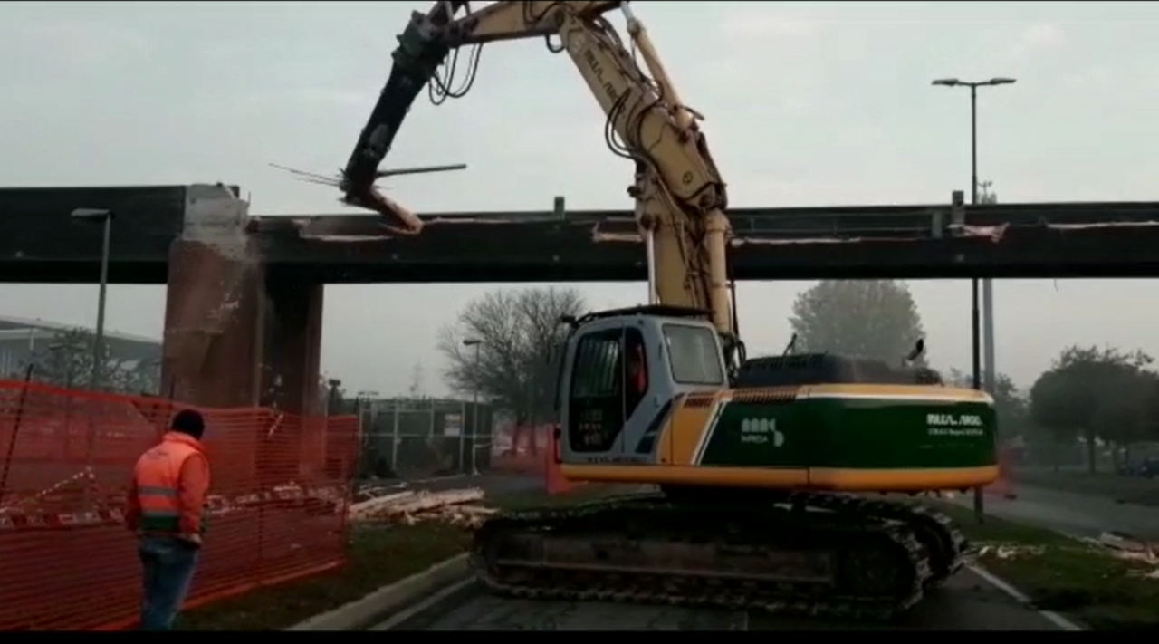 Partiti a Pioltello i lavori di abbattimento del ponte di legno VIDEO