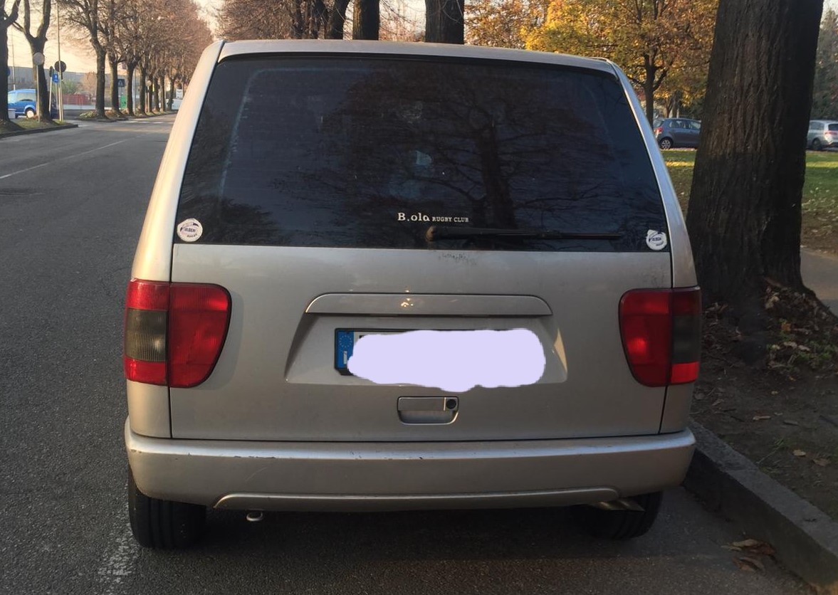 Anziano risultava proprietario fittizio di 83 veicoli: multato e addio alle auto