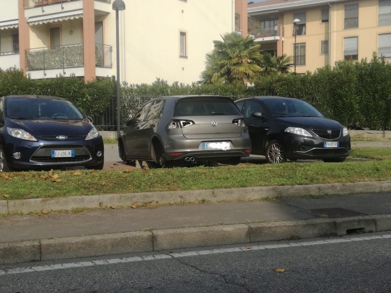 Smontano le auto parcheggiate per strada e ne rubano i pezzi