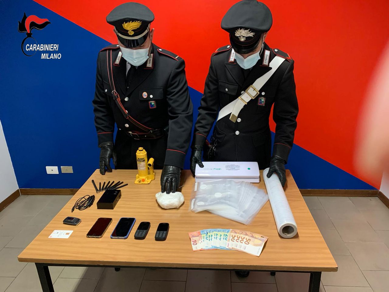 Ai domiciliari per spaccio, esce in permesso… con la droga in tasca. Arrestato