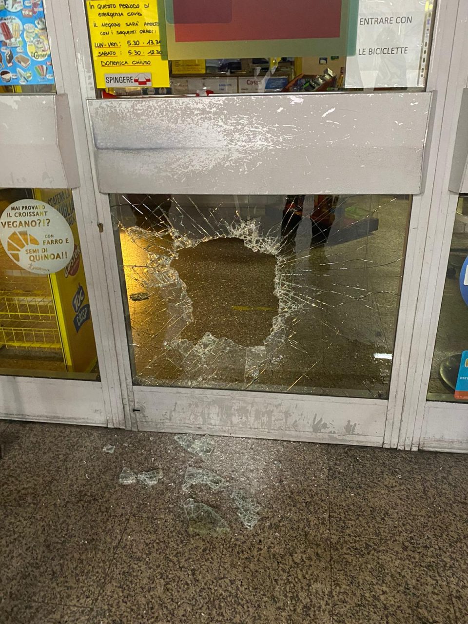 Ladro sfonda la vetrata del bar con una mazza: arrestato
