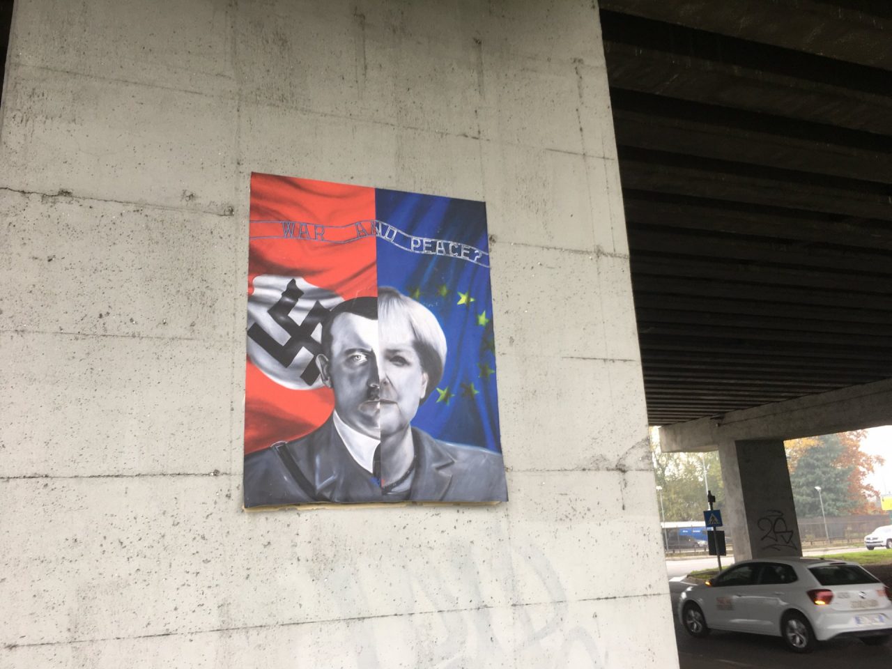 Hitler-Merkel (con tanto di svastica) sotto il ponte della tangenziale