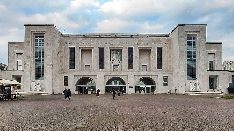 Lanciarazzi militare nella sala d’attesa dell’ospedale Niguarda