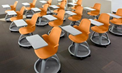 I banchi con le rotelle sono arrivati ora che la scuola è chiusa…