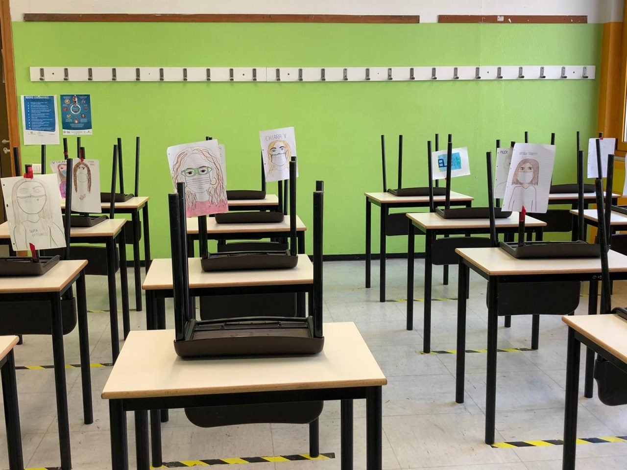 Studenti fanno lezione da casa e lasciano i loro ritratti in classe per i prof