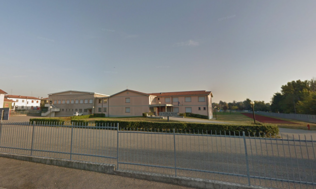Cortile “ad uso pubblico” alle medie e cancelli aperti prima dell’inizio delle lezioni a Fara Gera d’Adda