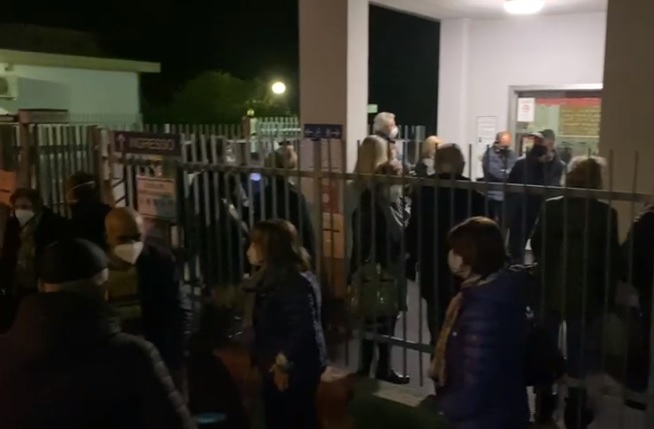 Vaccini a Gorgonzola decine di persone assembrate. Il Pd attacca Regione Lombardia VIDEO
