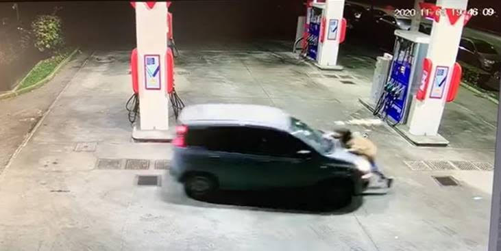 Rapina shock al benzinaio: trascinata fuori dall’auto e investita VIDEO