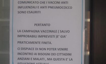 Cartello shock sulla porta dell'ambulatorio medico: "I vaccini sono finiti"