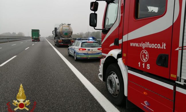 Principio di incendio per un camion cisterna lungo la BreBeMi