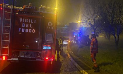 Asfalto viscido per la pioggia, Mercedes si ribalta in un campo