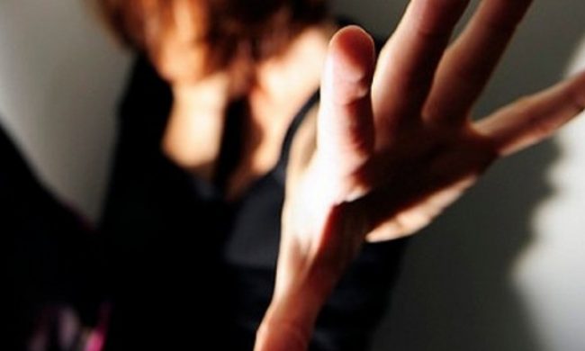 Aggredita in auto dal compagno, salvata dai passanti