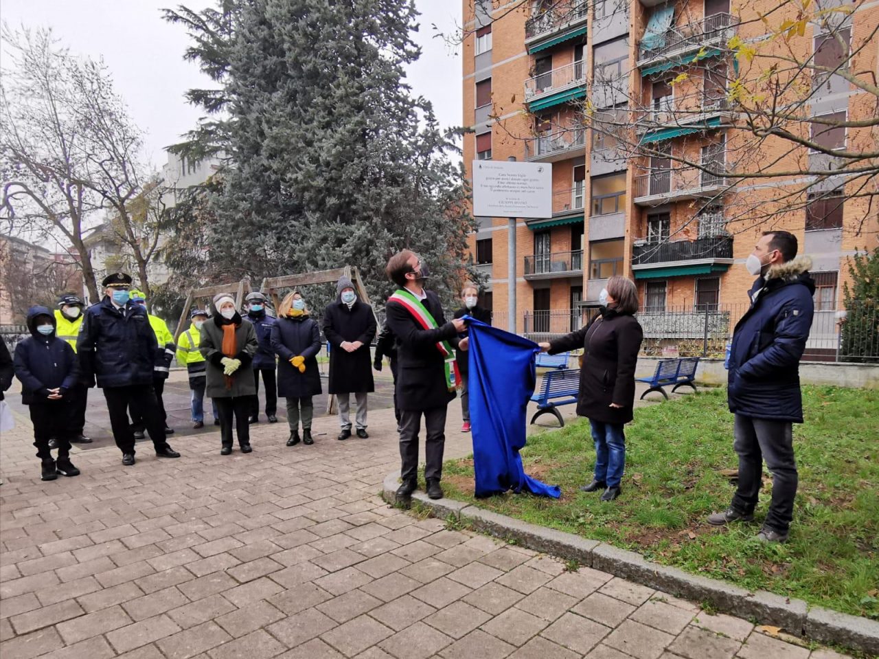 Un parchetto dedicato al nonno vigile stroncato dal Covid FOTO