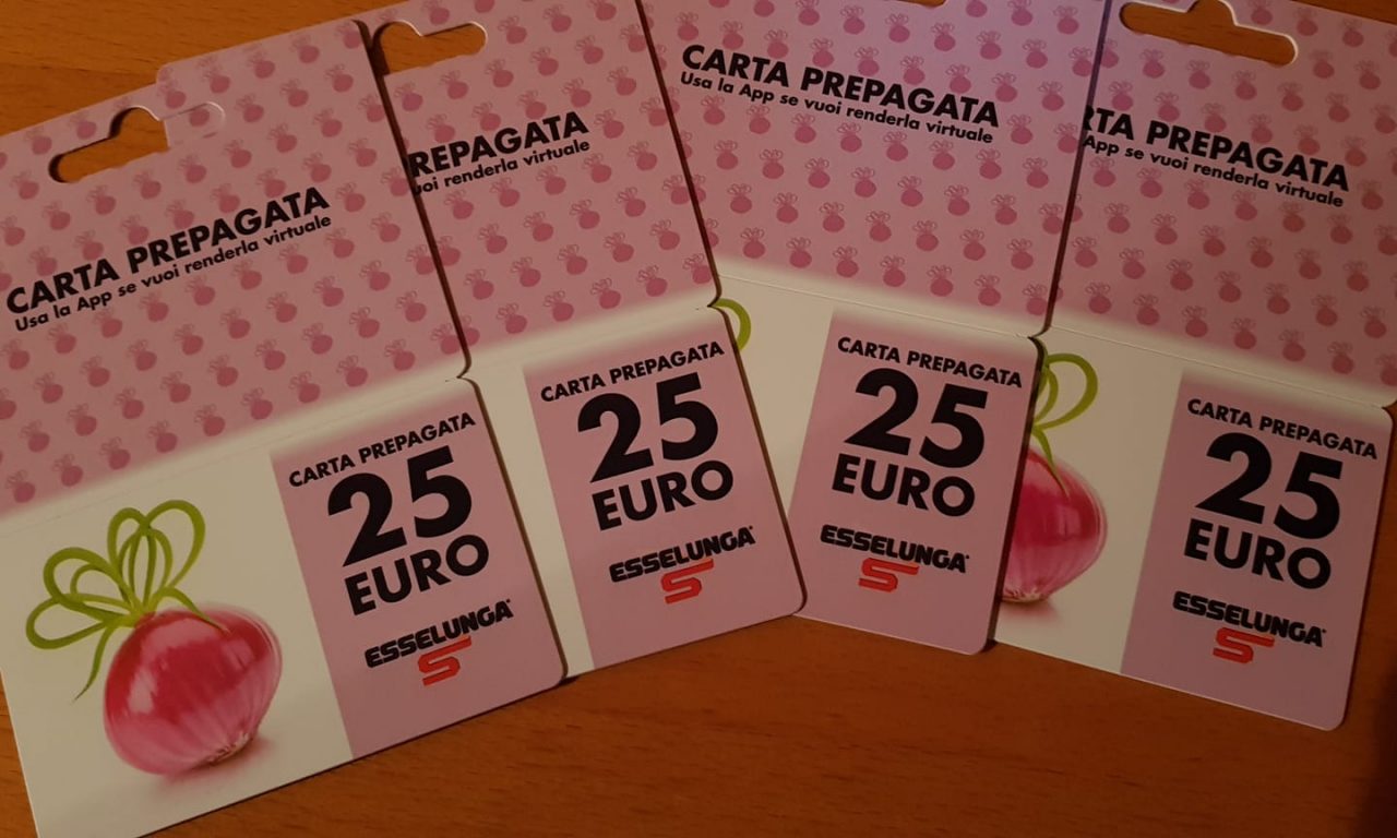 Acquista buoni spesa e li porta in Comune da distribuire alle famiglie bisognose