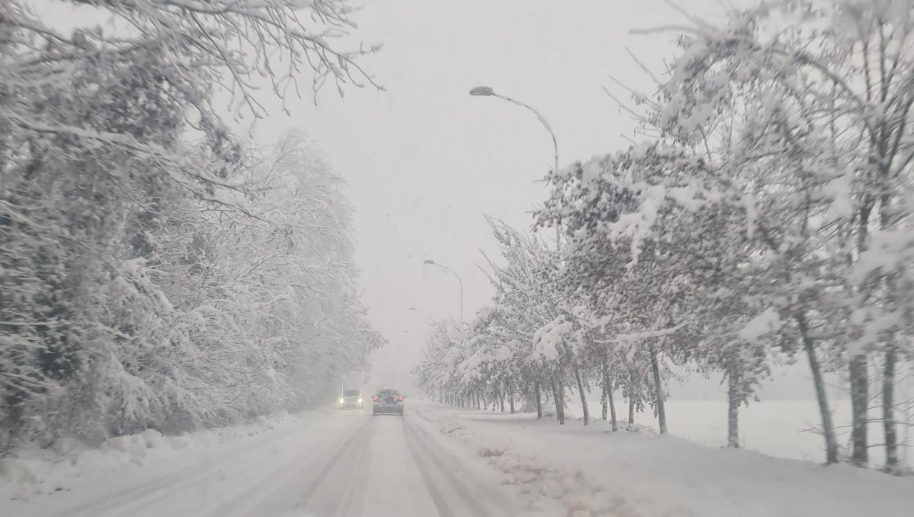 Strade innevate e ghiacciate: un camion bloccato sulla Cerca e difficoltà di muoversi ovunque