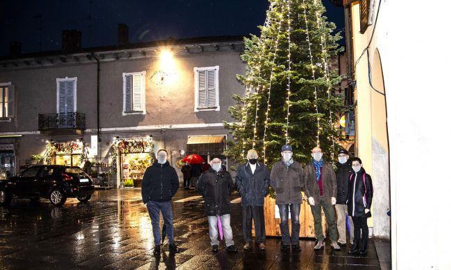 Piazza deserta a Rivolta, ma come tradizione l’albero di Natale si è acceso per l’Immacolata