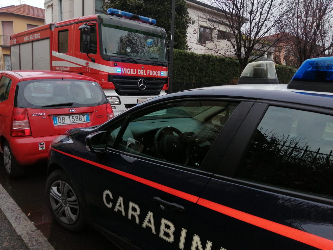 Dà fuoco a della plastica in balcone: tanto fumo e residenti in strada