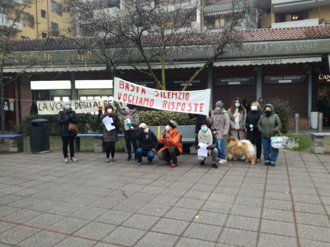 Presidio di protesta davanti al Comune di Peschiera FOTO
