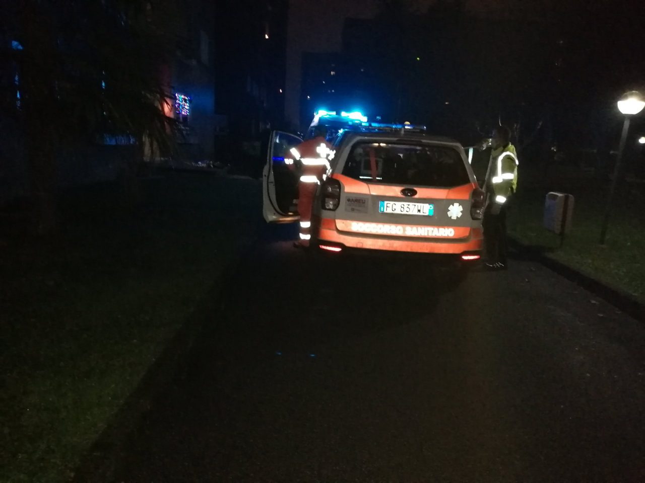 Tragedia a Pioltello, quarantaseienne precipita dal quarto piano e muore