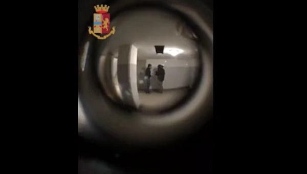 Pusher arrestato: la Polizia lo vede spacciare dallo spioncino della porta VIDEO