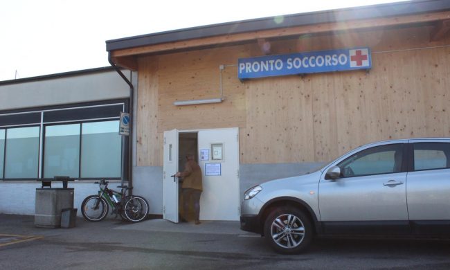 Gli chiede di indossare la mascherina, infermiere picchiato da un clochard