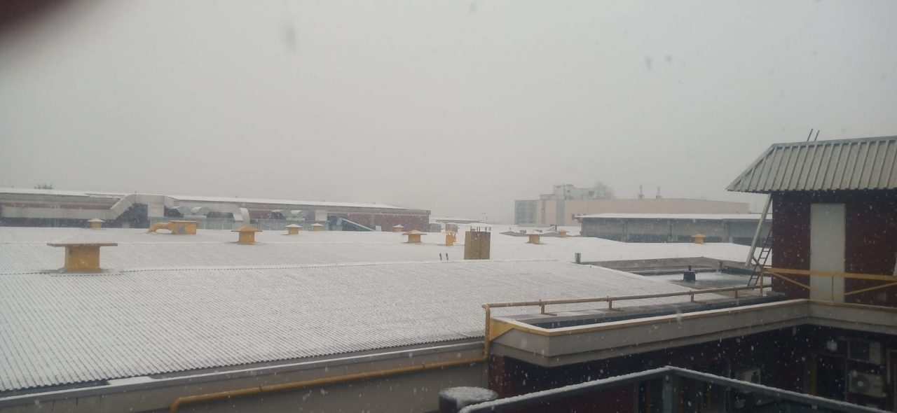 Campi e tetti imbiancati: in Martesana è arrivata la neve