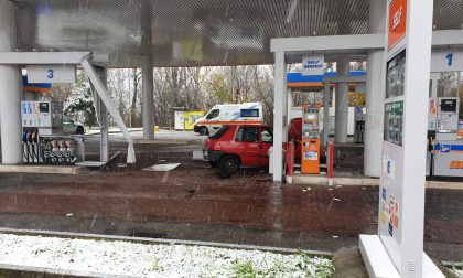 Auto abbatte colonnina del benzinaio FOTO