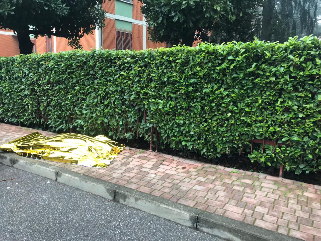 Uomo trovato senza vita sul marciapiede