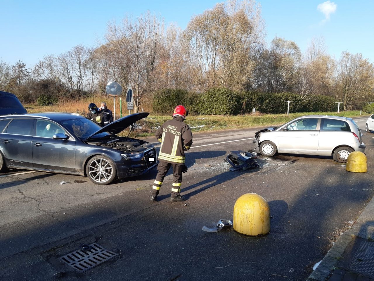 Violento scontro tra due auto a Capriate: sul posto tre ambulanze e i pompieri FOTO