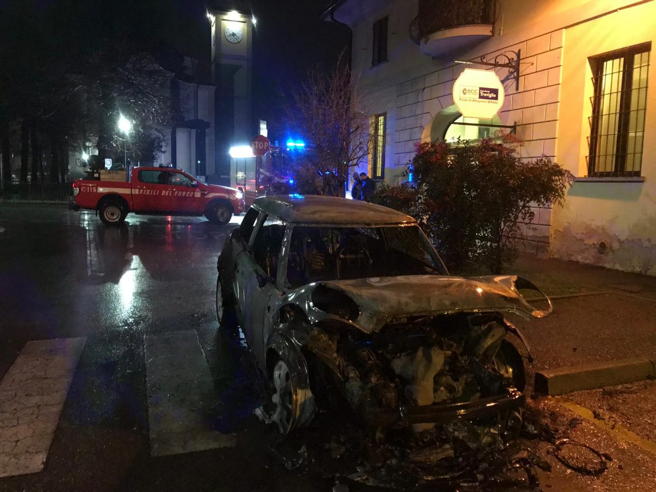 Entra in banca a prelevare e… la sua auto prende fuoco FOTO