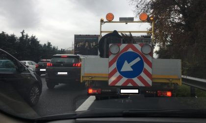 Incidente sulla Tangenziale Est, 21enne in ospedale