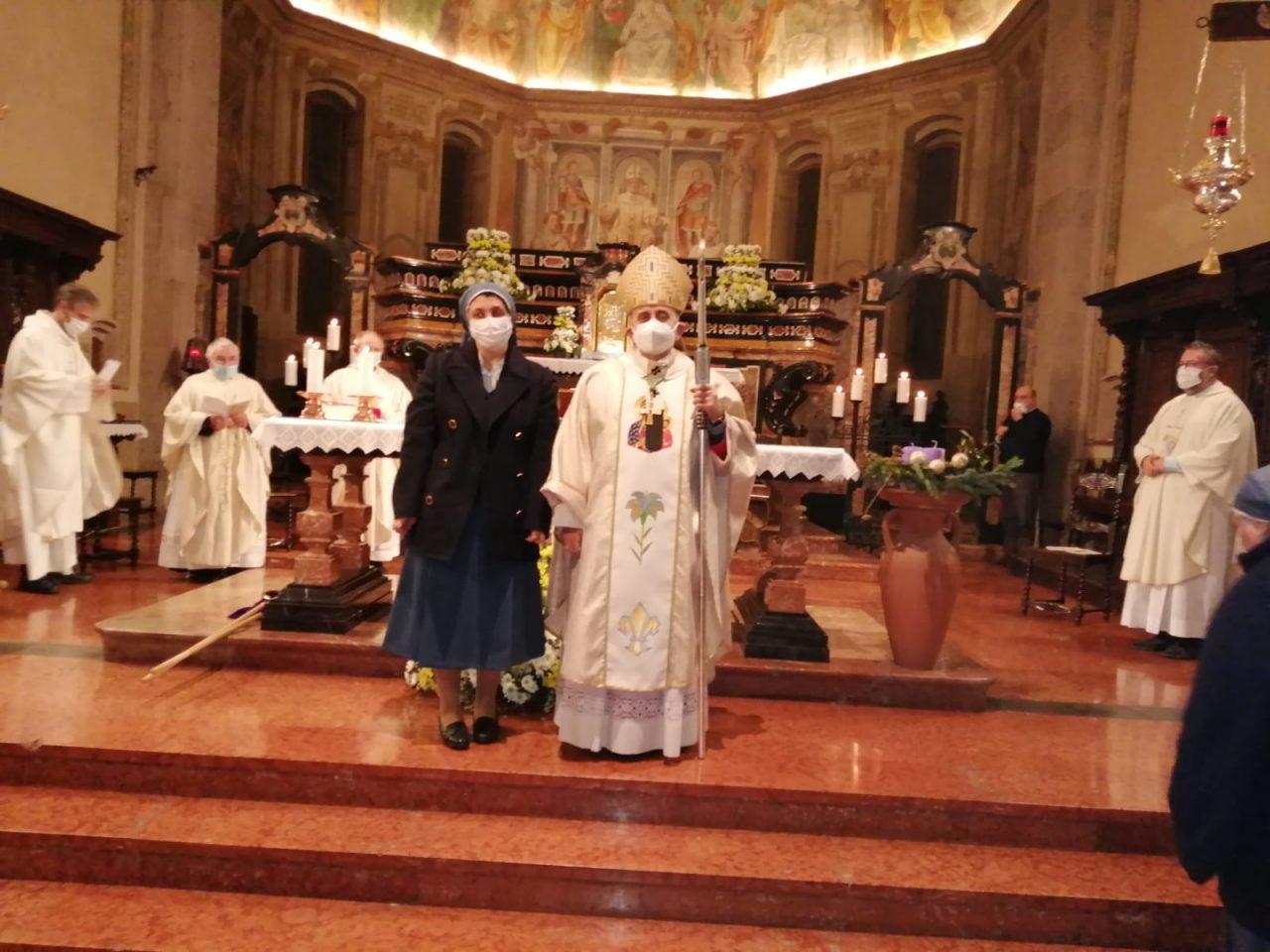 Grande festa in chiesa a Trezzo, Marinella Aiello è diventata suora FOTO