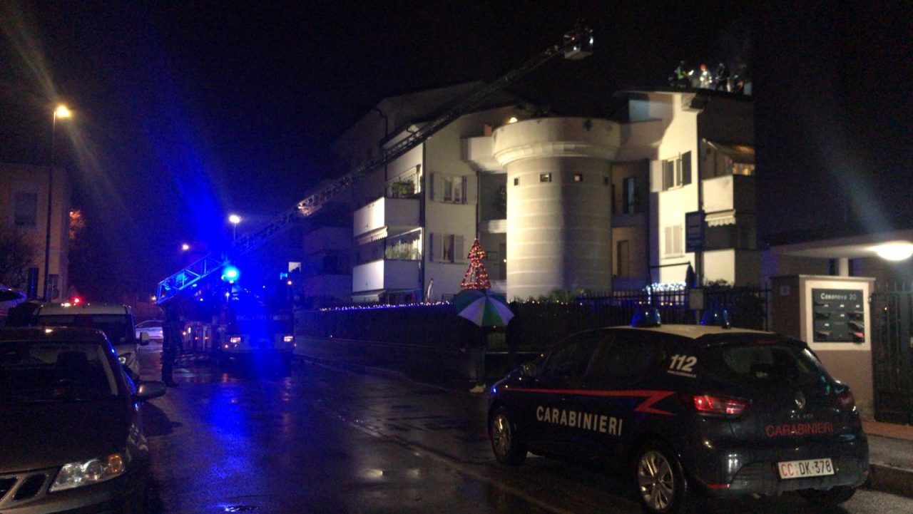 A fuoco la canna fumaria, arrivano i pompieri FOTO