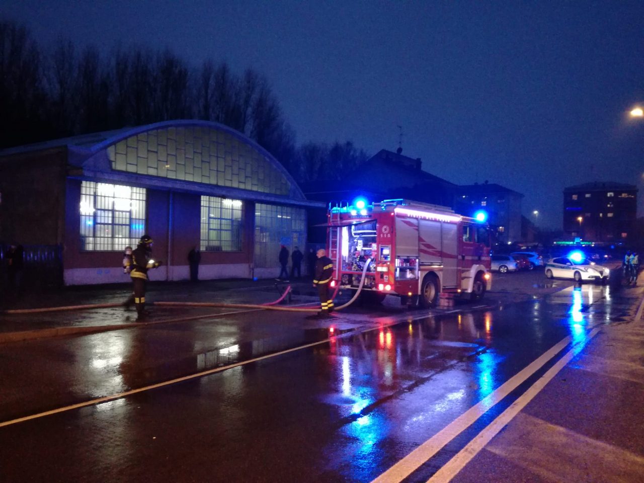 A fuoco un camion in un capannone FOTO