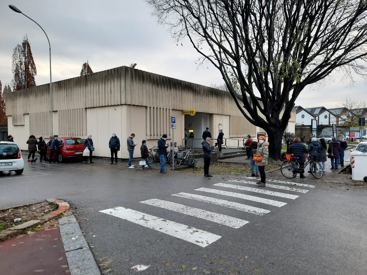Code interminabili davanti alla Posta, monta la rabbia FOTO