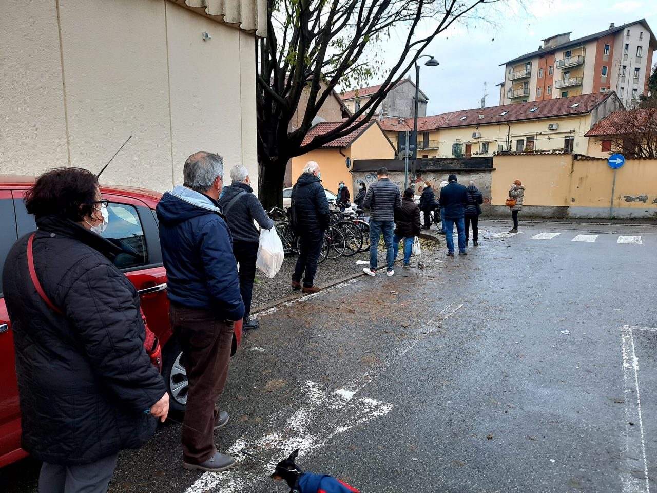 cernusco sul naviglio persone in coda davanti alla posta