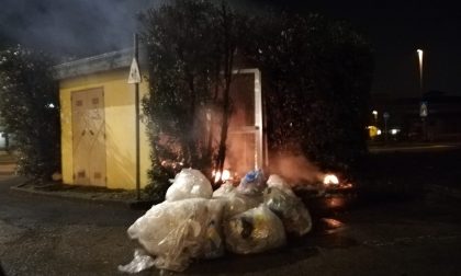 Rifiuti a fuoco nella notte nel parcheggio del centro commerciale