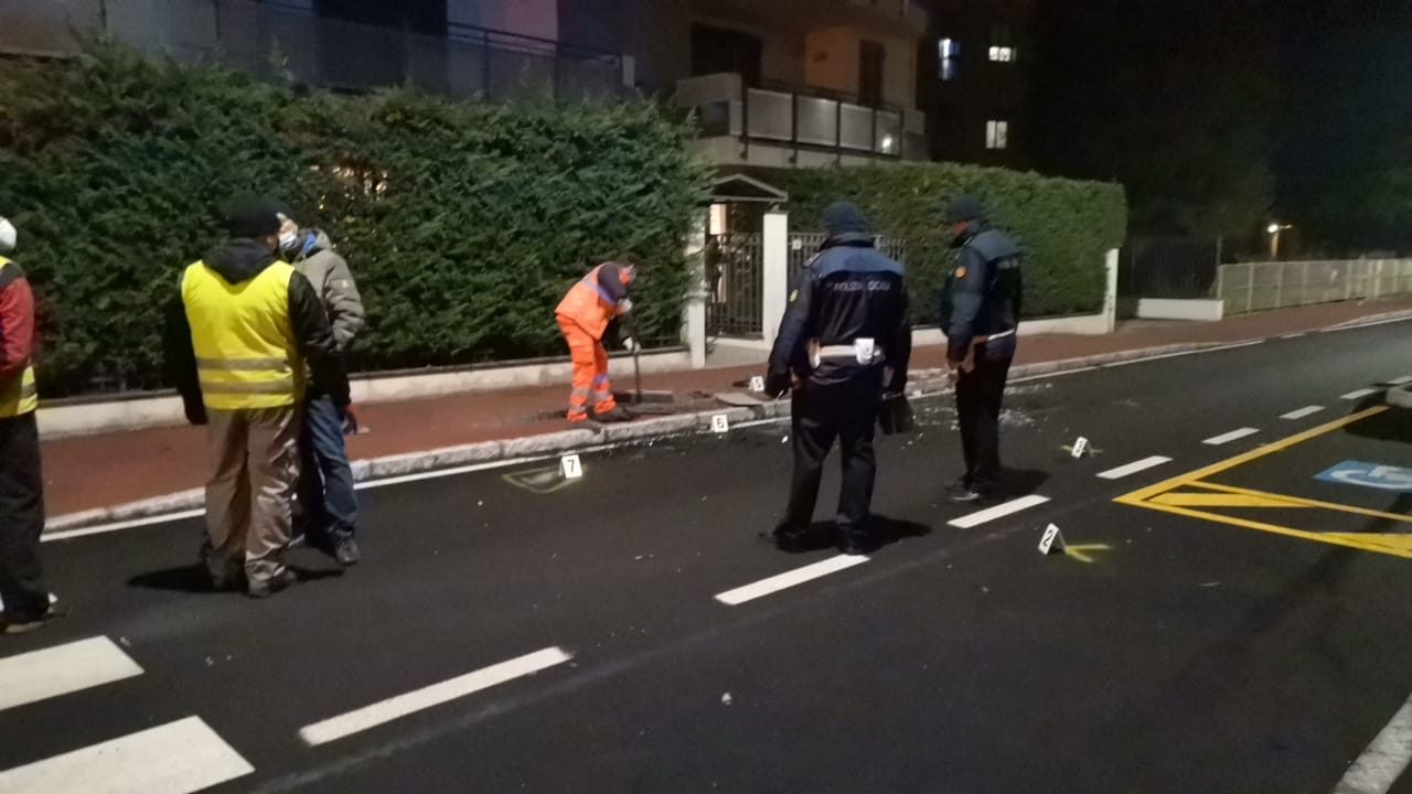 Grave incidente tra due auto, 17enne sbalzata fuori dal tettuccio. Portata in ospedale in codice rosso FOTO