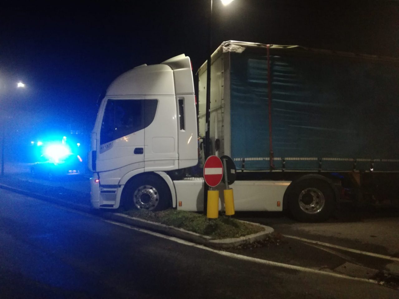 Malore al volante, va a sbattere con il Tir: grave camionista FOTO
